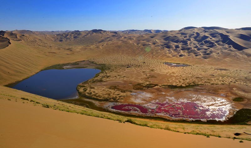 http://www.lateet.com/wp-content/uploads/2015/10/The-Mystery-Lakes-Of-The-Badain-Jaran-Desert-4.jpg